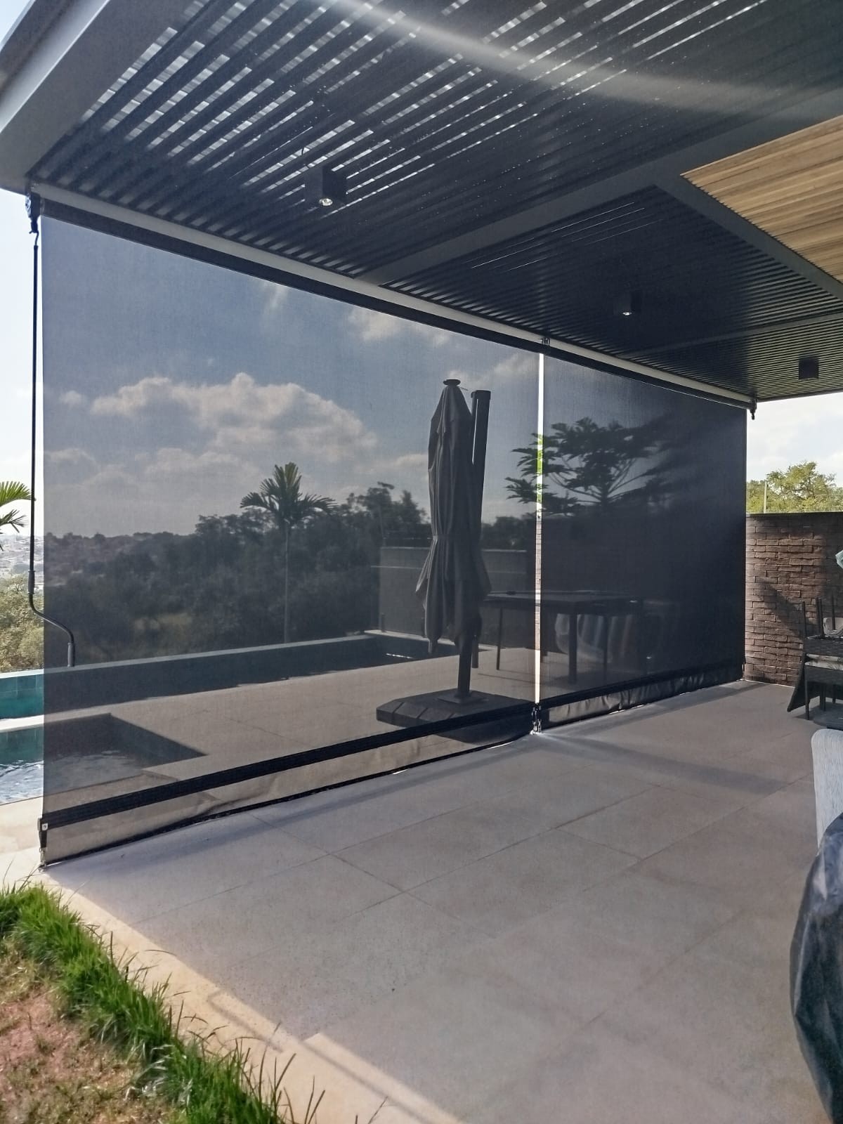 Cortina externa tela solar com visão para área verde — Cabreúva