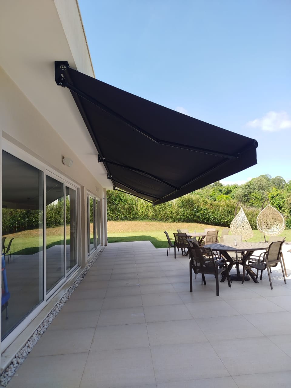 Toldo articulado preto instalado em Cabreúva — proteção UV e conforto térmico
